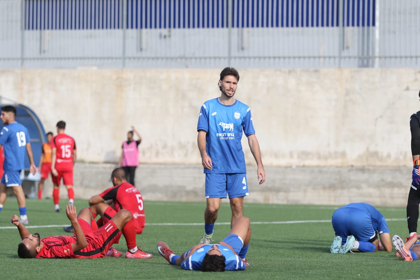 שחקני שתי הקבוצות מותשים בסיום (וואסים מוואסי)